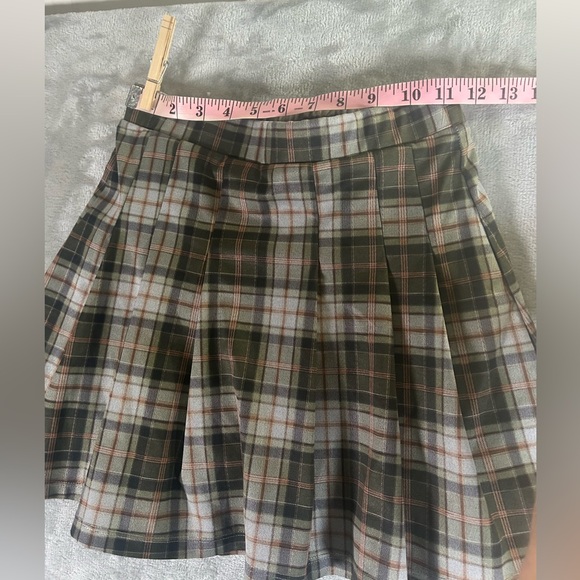 Halara high waisted 2 in 1 pocket green plaid pleated skirt - Picture 7 of 11